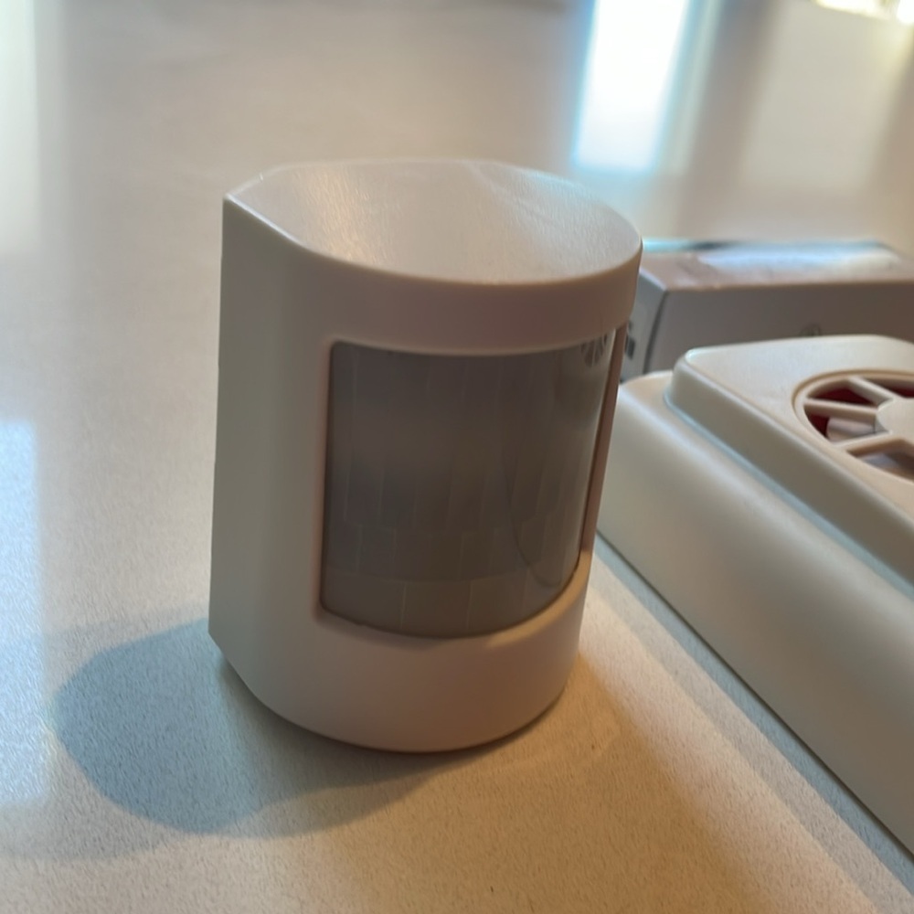 SimpliSafe Security Bundle: Siren, Motion and Entry Compatible w/ Orig. System - Picture 5 of 7